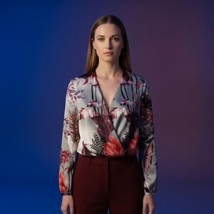 Rina Scimento size S Silk Floral Satin V-Neck Blouse in Light Gray and Burgundy